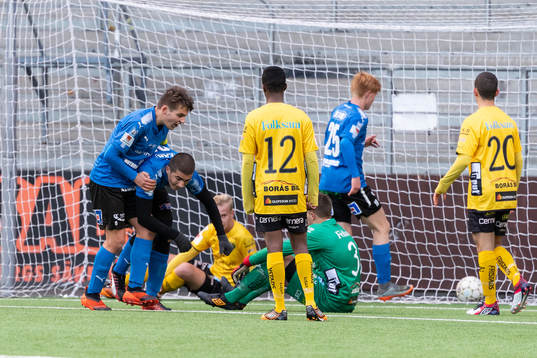 Halmstads Taulant Peci klappas om av Nils Strandahl