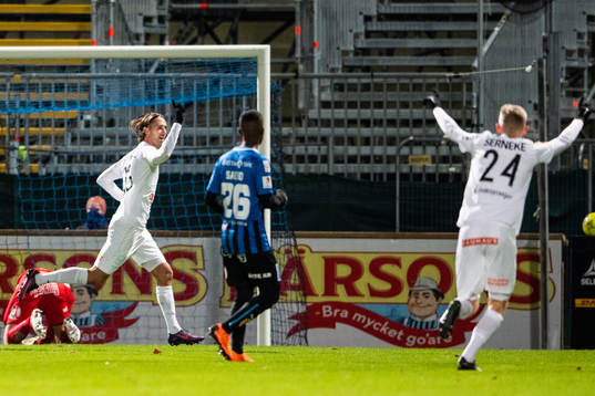 Brommapojkarnas Philip Hellqvist  jublar