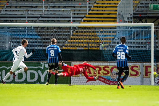 Brommapojkarnas Philip Hellqvist gör 0-1-målet