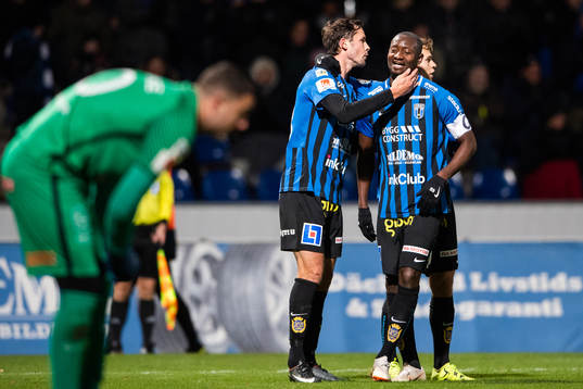 Sirius Philip Haglund jublar med Moses Ogbu