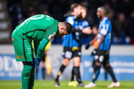 Brommapojkarnas målvakt Nikola Petric deppar