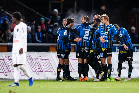 Sirius Philip Haglund jublar med lagkamrater