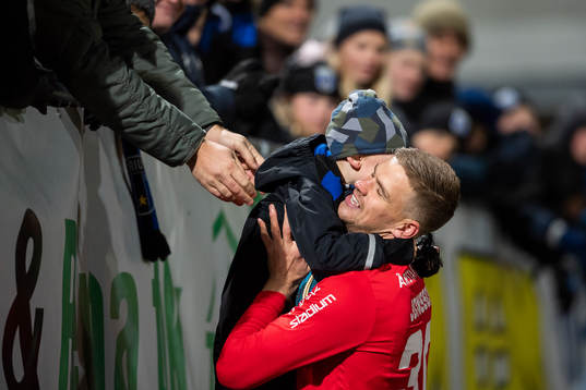 Sirius målvakt Lukas Jonsson jublar