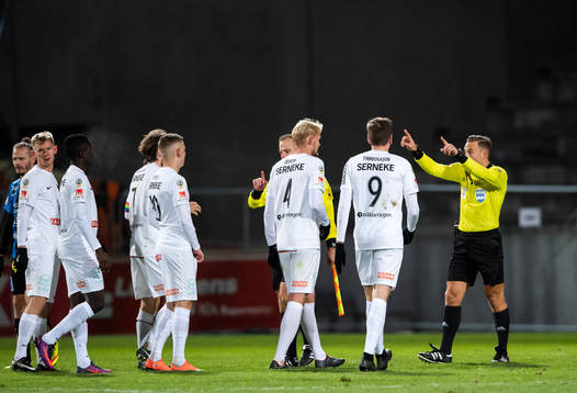 Brommapojkarnas i diskussion med domaren