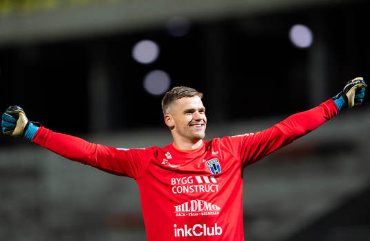 Sirius målvakt Lukas Jonsson jublar