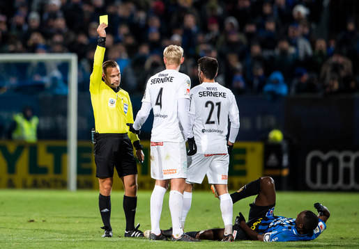 Brommapojkarnas Ludvig Öhman Silwerfeldt får gult kort av