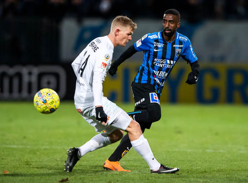 Brommapojkarnas Fritiof Björkén i en duell med Sirius