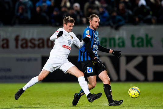 Brommapojkarnas Kristján Flóki Finnbogason i en duell med