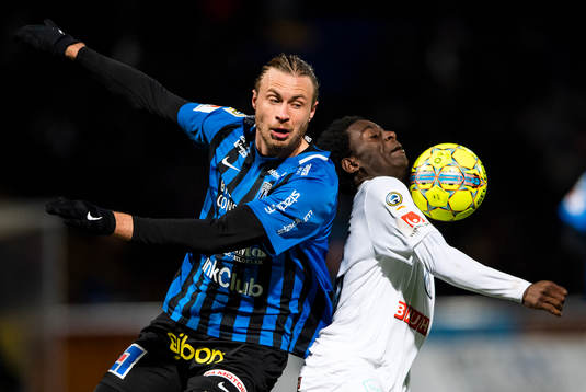 Sirius Daniel Jarl i en duell med Brommapojkarnas Jack Lahne