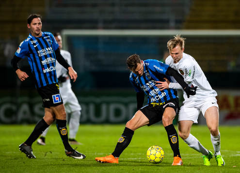 Brommapojkarnas Tim Söderström i en duell med Sirius