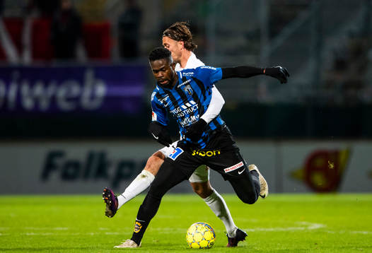 Sirius Abdul Razak i en duell med Brommapojkarnas Philip