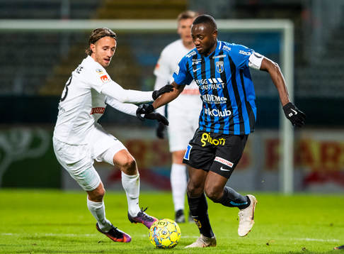 Sirius Moses Ogbu i en duell med Brommapojkarnas Philip