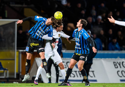 Brommapojkarnas Philip Hellqvist i en nickduell med Sirius