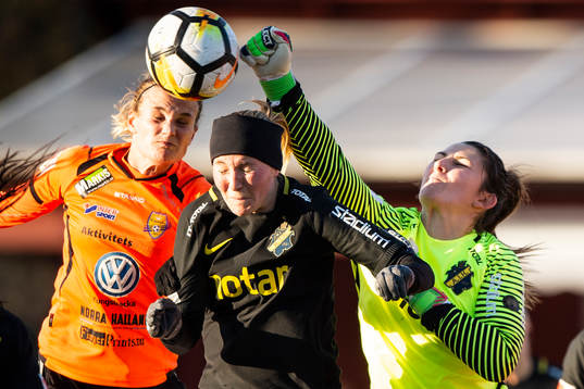 s målvakt Lovisa Koss boxar bollen i duell AIK:s Linnéa