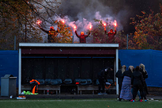 Kungsbackas spelare ser på när supportrar bränner