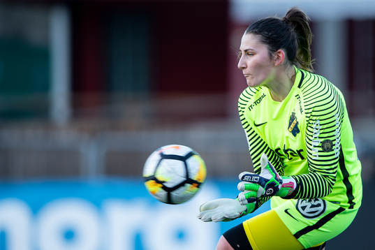 s målvakt Lovisa Koss räddar ett skott