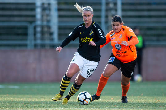 s Madeleine Stegius tätt jagad av Kungsbackas Rebecca
