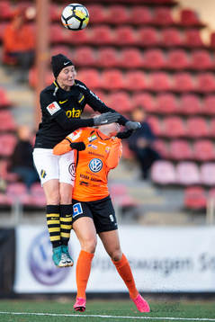 s Linnéa Eriksson och Kungsbackas Mimmi Asperot i en duell