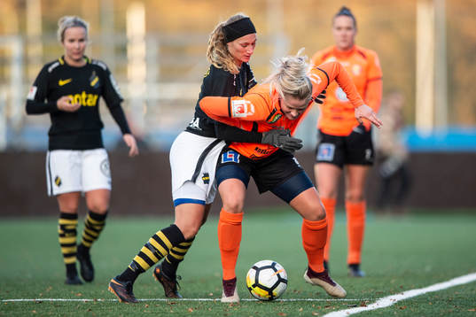 s Matilda Rosqvist och Kungsbackas Klara Folkesson i en