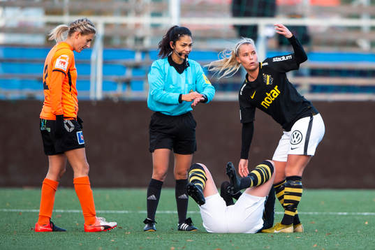 s Madeleine Stegius vinkar in läkare i samband med Nicole
