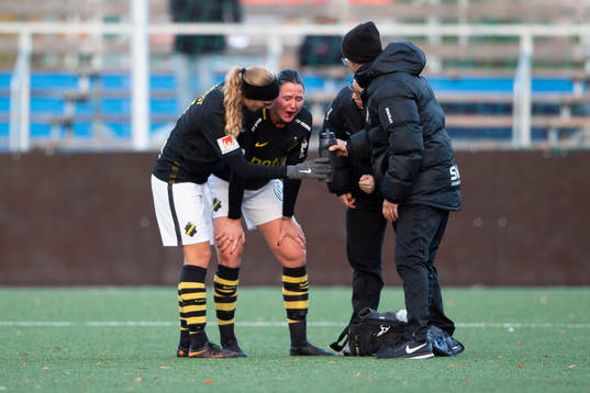 s Nicole Modin blöder från munnen