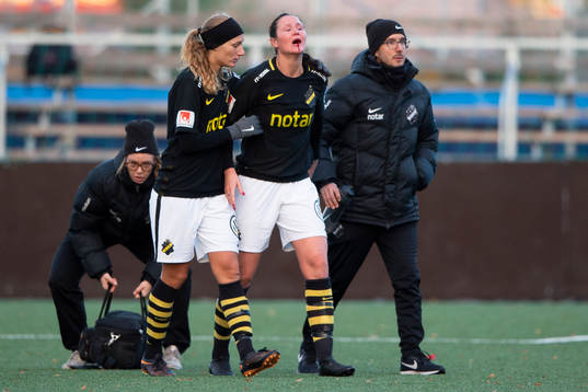 s Nicole Modin blöder från munnen