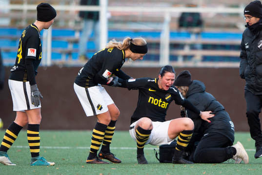 s Nicole Modin får hjälp att resa sig