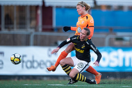 Kungsbackas Klara Rybrink tacklas av en AIK spelare