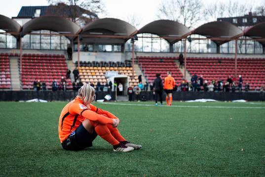 En av Kungsbackas spelare deppar