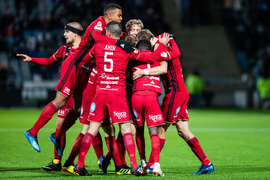 Östersunds Tom Pettersson (ej synlig) jublar med