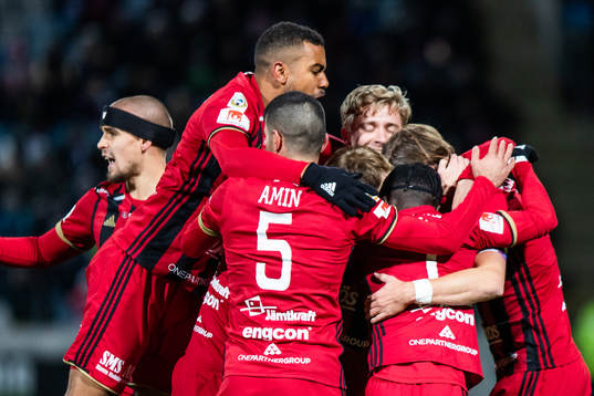 Östersunds Tom Pettersson (ej synlig) jublar med