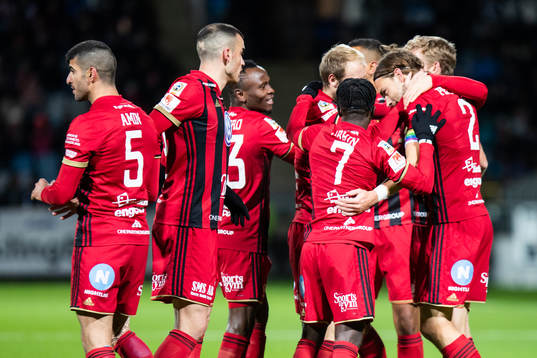 Östersunds Tom Pettersson (till höger) jublar med
