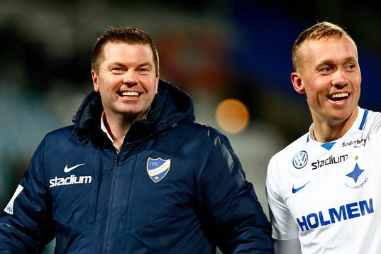Norrköpings tränare Jens Gustafsson jublar intill