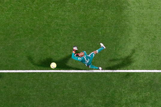 Östersunds målvakt Aly Keita släpper in mål 4-1 av