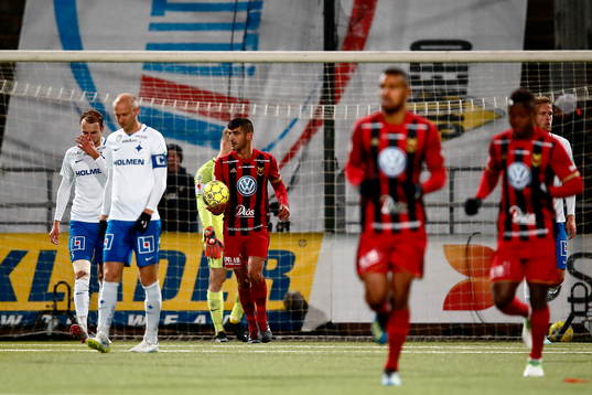 Östersunds Hosam Aiesh med bollen
