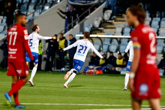 Östersunds Noah Sonko Sundberg och Tom Pettersson deppar