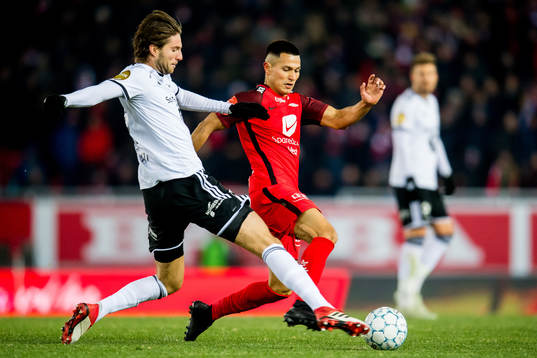 Marius Lundemo of Rosenborg and Deyver Vega of Brann