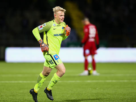 Norrköpings målvakt Isak Pettersson jublar