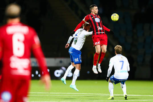 Norrköpings Kasper Larsen och Östersunds Dino Islamovic i