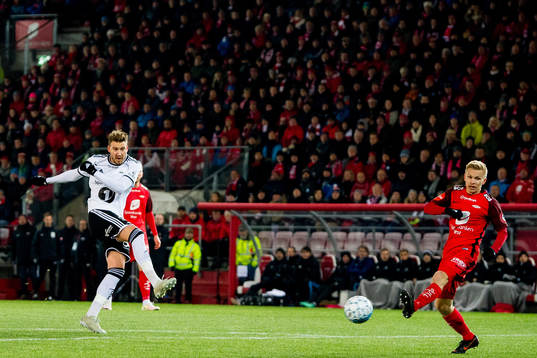 Nicklas Bendtner of Rosenborg and Taijo Teniste of Brann