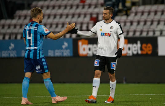 Djurgårdens Jacob Une Larsson och Örebros Filip Rogic