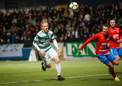 Västerås Douglas Karberg i kamp om bollen med Nyköpings
