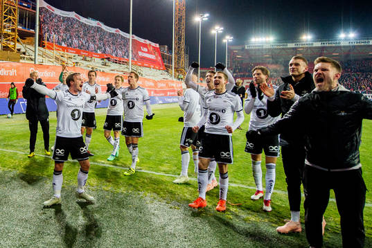 Mike Jensen and the players of Rosenborg celebrate