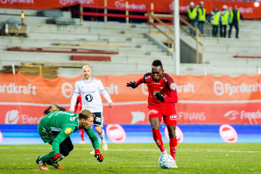 Goalkeeper André Hansen of Rosenborg and Daouda Bamba of