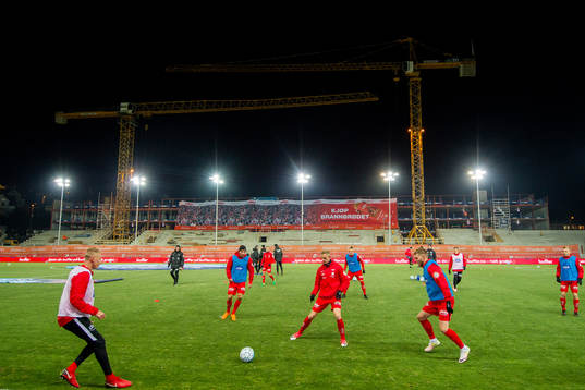 Peter Orry Larsen and the players of Brann warm up