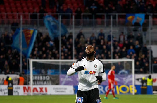Örebros Michael Junior Omoh deppar
