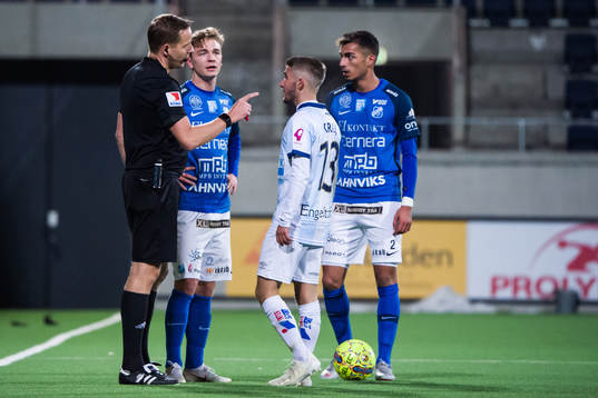 Domare Johan Krantz ger Gefles Anton Kralj en varning