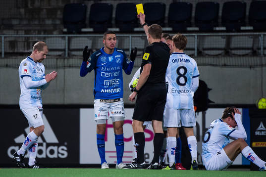 Norrbys Abdelrahman Saidi för en varning av domare Johan