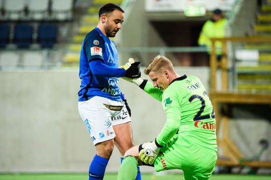 Norrbys Richard Yarsuvat hjälper Gefles målvakt Viktor