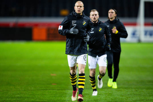s Per Karlsson och Sebastian Larsson värmer upp